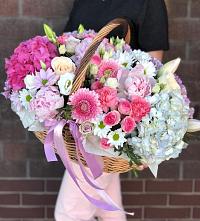 Композиция солнечный день в Юрово Цветочная композиция из Розы, Хризантемы, Пионы и Лизиантусы в корзине в Юрово